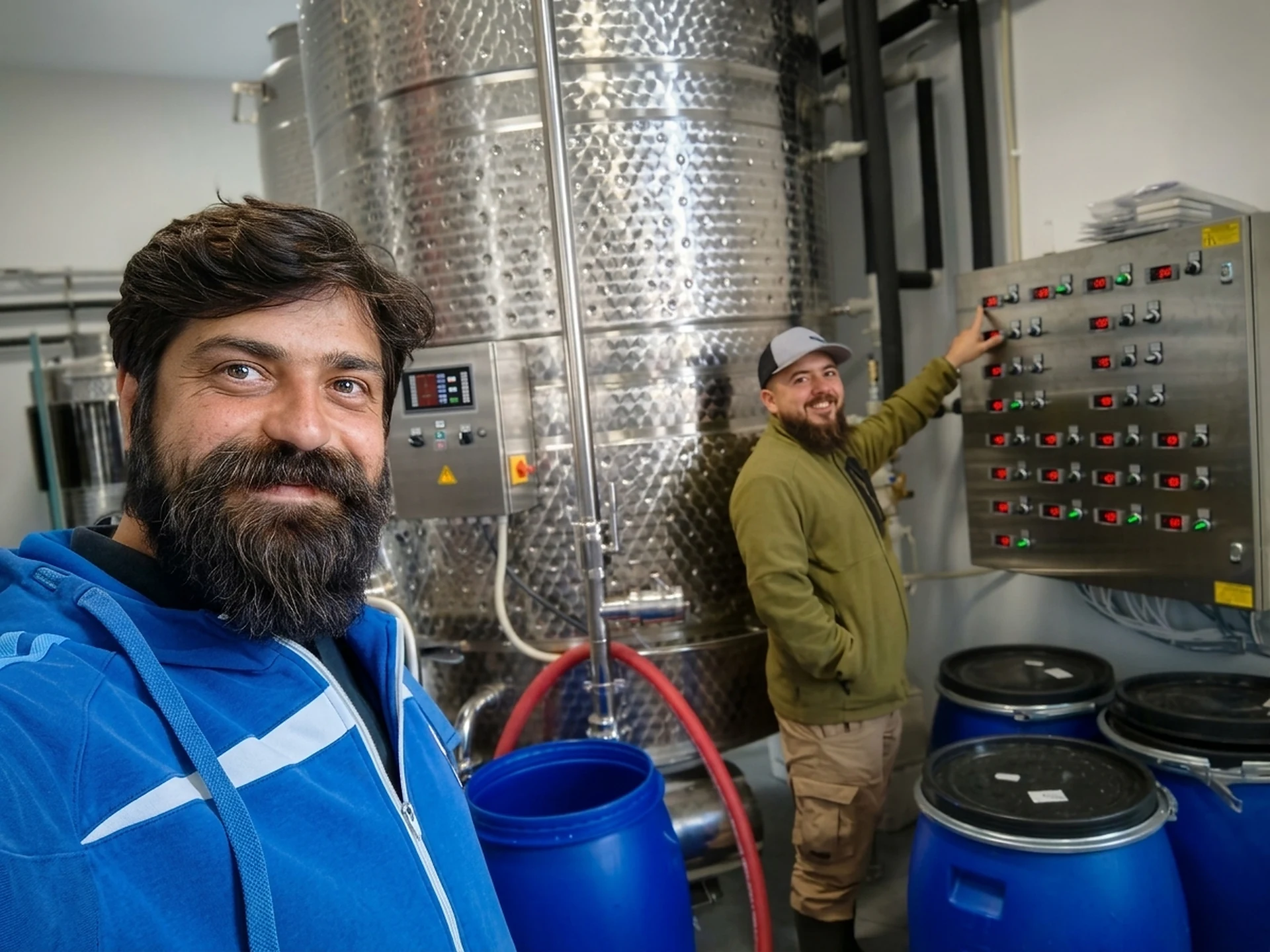 Mihai Dumitru-Paverman și Nicolae Petrișor verificând fluxul operațional și parametrii de fermentare în cramă
